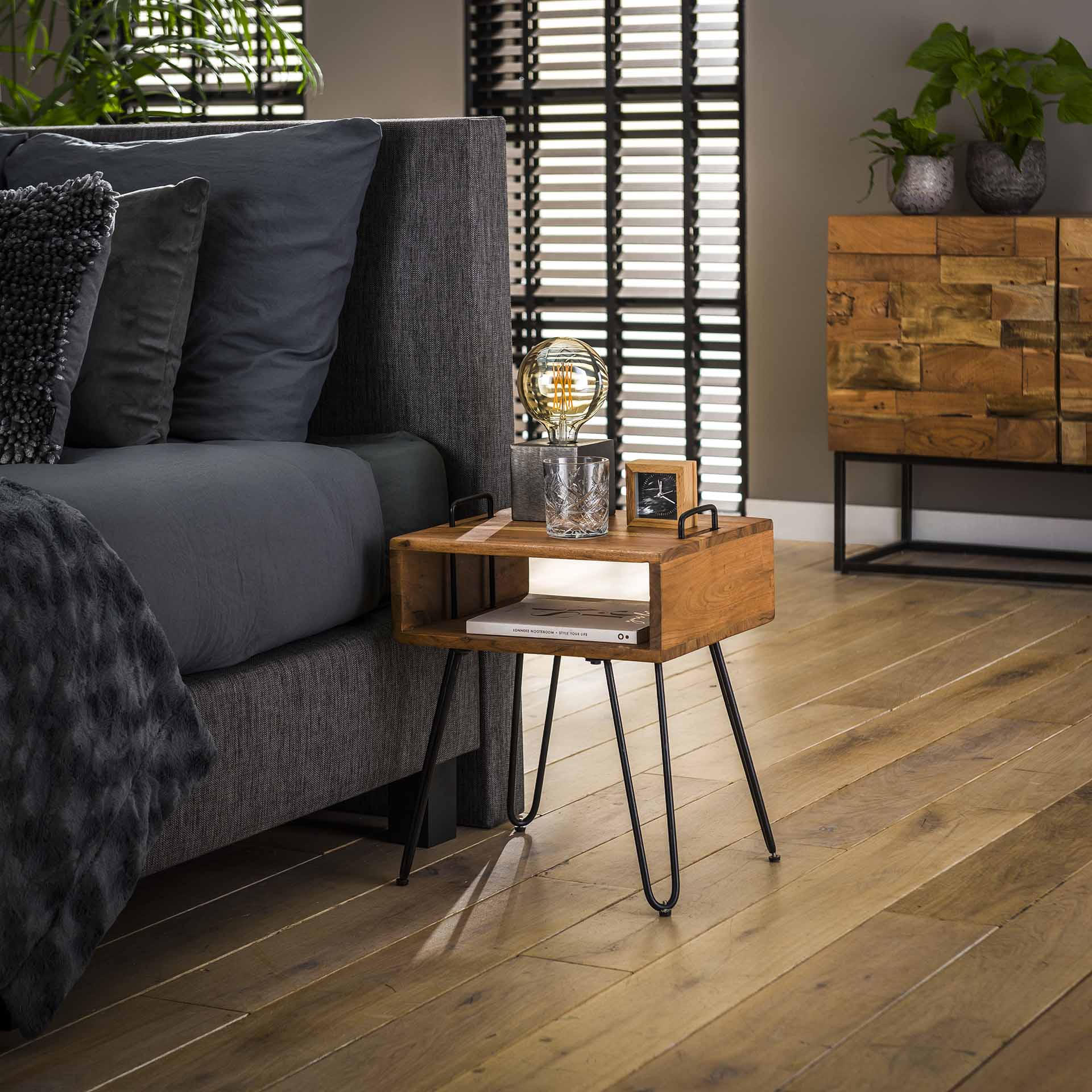 Table de chevet design moderne pour intérieur élégant